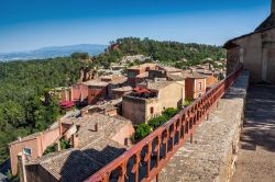 Il piccolo borgo di Roussillon (Provenza) si trova nel Parco naturale regionale del Luberon. Anticamente sede di attività estrattive dell'ocra, oggi è uno dei villaggi più ...