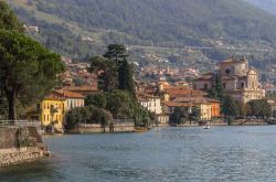  Il piccolo borgo di Sale Marasino sulla sponda est del Lago di Iseo in Lombardia - © Stavrida / Shutterstock.com