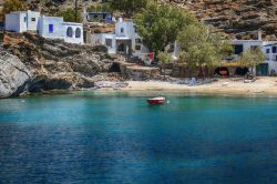 Il piccolo borgo greco di Mali, isola di Tino, lambito dall'acqua cristallina del Mare Egeo.



