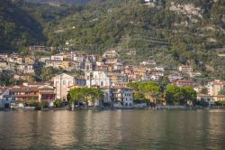 Il piccolo borgo lacustre di Predore, si specchia selle acque del Lago d'Iseo, in Lombardia