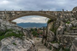 Il piccolo ponte della fortezza medievale di Onogost a Niksic, Montenegro. Da qui si può ammirare un suggestivo panorama sulla città.


