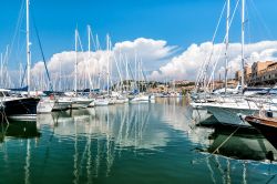 Il piccolo porticciolo di Punta Ala, Grosseto, Toscana, con le barche ormeggiate. Questa cittadina è rinomata anche per l'attrezzato porto turistico e per le regate di vela che vengono ...