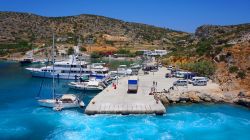 Il piccolo porto dell'isola di Schinoussa, Cicladi, Grecia. Siamo in uno dei paradisi per chi ama la vita semplice.

