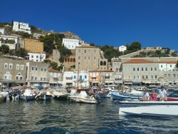 Il piccolo porto di Hydra (Isole Saroniche, Grecia) si anima ogni giorno con il viavai di turisti e pescatori.

