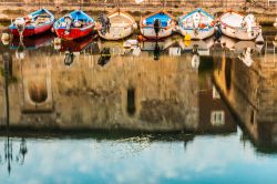 Il piccolo porto nel centro di Lazise sulla sponda orientale del Lago di Garda