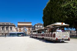 Il piccolo trenino di Montpellier, Francia, per i giri turistici nella cittadina. Passeggiata di Peyrou e Arco di Trionfo - © Mike_O / Shutterstock.com