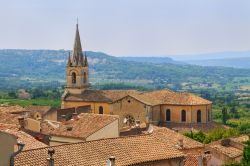 Il piccolo villaggio di Bonnieux con la chiesa visto dall'alto, Provenza, Francia. Una caratteristica immagine dei tetti del borgo medievale.




