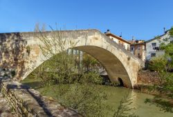 Il Picudo Bridge nel centro storico di Estella, Navarra, Spagna.
