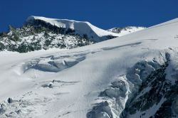 Il Pigne d'Arolla con la neve, Svizzera. Questo monte si trova nelle Alpi Pennine: il suo nome è la deformazione del termine francese peigne (pettine) poichè la sua forma ricorda ...