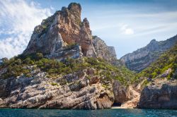 Il pinnacolo Aguglia presso la baia di Cala Goloritze beach accessibile in barca da Cala Gonone in Sardegna