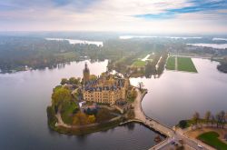 Il pittoresco castello di Schwerin, Meclemburgo-Pomerania (Germania) visto dall'alto:  costruito in stile rinascimentale francese, sorge su un isolotto del lago di Schwerin.
