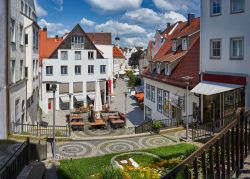 Il pittoresco centro di Kempten visto dall'alto di una scalinata, Baviera, Germania.