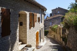 Il pittoresco centro storico di Gordes, Francia - Una delle tortuose stradine che attraversa il centro del villaggio. Il nome Gordes deriva dalla parola celtica "Vordense" che nel ...