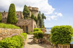 Il pittoresco maniero di Mandelieu-la Napoule, sud della Francia, immerso nei suoi giardini. 
