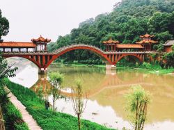 Il pittoresco ponte Haoshang nei pressi di Leshan, Cina. Costruito a tre campate e dipinto di rosso, è uno dei più bei ponti di tutto il paese - © Shanshan0312 / Shutterstock.com ...