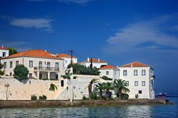Il pittoresco quartiere di Agios Nikolaos nella cittadina di Spetses (Attica), Grecia.

