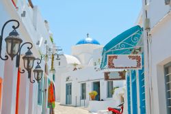 Il pittoresco scorcio del centro di un villaggio di Sifnos, Cicladi, Grecia.



