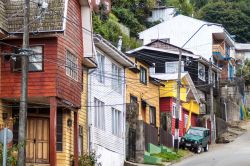 Il pittoresco scorcio di una stradina di Puerto Montt, Cile. La città fu fondata anticamente dalla popolazione indigena anche se la Puerto Montt che conosciamo risale al febbraio 1853 ...