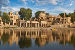 Il pittoresco tempio di Gadi Sagar sul lago Gadisar a Jaisalmer, Rajasthan, India.

