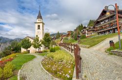 Il pittoresco villaggio di Chamois, in Val D'Aosta. Fa parte delle Perle delle Alpi, un raggruppamento di 25 località alpine che promuove il turismo ecosostenibile a mobilità ...