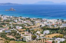 Il pittoresco villaggio di Kefalos con un tratto di costa dell'isola di Kos, Grecia (Dodecaneso).

