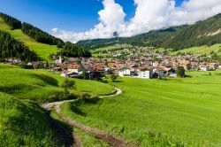 Il pittoresco villaggio di Pozza di Fassa in estate immerso nella natura, Trentino Alto Adige.

