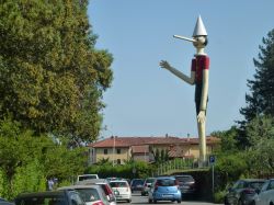 A Collodi esiste la statua di Pinocchio in legno ...