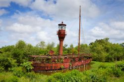 Il più antico faro del mondo nei pressi di Paramaribo (Suriname). La sua costruzione risale al 1734. Sorge sulla riva del fiume dove si incontrano il Commewijne e  il Suriname River.
 ...