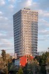 Il Plaza Tirana Hotel nella piazza centrale della capitale, Albania - © jean-francois me / Shutterstock.com