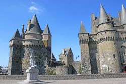 Il poderoso Castello di Vitré in Francia, suggestivo centro medievale della Bretagna