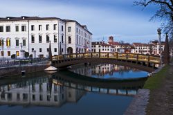 Il polo universitario della città di Treviso con il ponte sul fiume Sile, Veneto.


