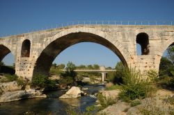 Il Pont Julien, il ponte romano di Bonnieux in Provenza: è lungo 118 metri e si trova nel Parco Naturale Regionale del Luberon