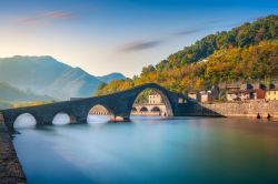 Il ponte a schiena d'asino della Maddalena a Borgo a Mozzano in Toscana