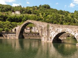 Il ponte a schiena d'asino di Bagni di Lucca in Toscana.
