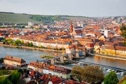 Il ponte Alte Mainbrucke e la città di Wuerzburg in Germania