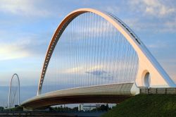 Il ponte Calatrava a Reggio Emilia, Emilia Romagna. Architettura moderna per il ponte strallato che attraversa l'autostrada A1: a disegnarlo l'architetto spagnolo Santiago Calatrava. ...