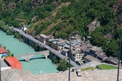 Il ponte che collega il borgo di Bard (a destra) con il villaggio di Hone (a sinistra) in Val d'Aosta. Il fiume attraversato è la Dora Baltea - © Naeblys / Shutterstock.com