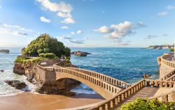 Il ponte che collega Biarritz a un piccolo isolotto di fronte la costa, Francia. Dallo scoglio roccioso si gode una bella vista sul mare e sul litorale.

