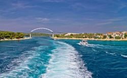 Il ponte che collega l'isola di Pasman con quella Ugljan in Dalmazia (Croazia)