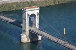 Il ponte che collega la cittadina di Tournon sur Rhone e Tain-l'Hermitage, valle del Rodano, Francia.
