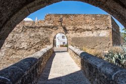 Il ponte che conduce alla piazza principale del castello di Bunol, Spagna - © Rafal Kubiak / Shutterstock.com