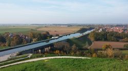 Il ponte d'acqua che attraversa la città di Erlangen, Germania.



