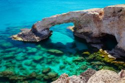 Il Ponte degli amanti vicino a Protaras sull'isola di Cipro