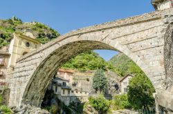 Il ponte del diavolo a Pont Saint Martin sul ...