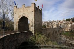 Il Ponte del Diavolo a Tolentino, Marche. Eretto nel 1268 su disegno di Mastro Bentivegna, questo ponte, unico nella sua forma lungo tutto il corso del Chienti, ha cinque arcate centinate sorrette ...