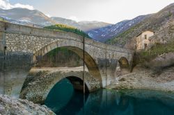 Il ponte del Santuario dell'Eremo di San Domenico a Villalago, Abruzzo.
