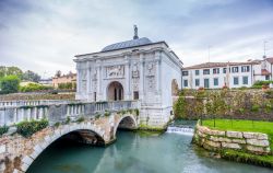 Il ponte della città vecchia di Treviso, Veneto.



