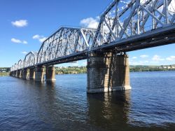 Il ponte della ferrovia sul fiume Volga nei pressi di Samara, Russia.

