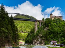 Il ponte della ferrovia Trisanna sull'omonimo fiume a Landeck, Austria. Sullo sfondo, il castello di Wiesberg.


