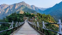 Il ponte della Pace nei pressi della città di Manali, Himachal Pradesh, India. Questa passerella in legno permette di raggiungere il villaggio passando attraverso splendidi paesaggi naturali.



 ...